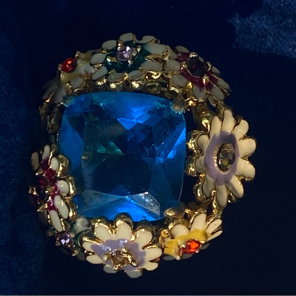 Joan rivers designer flower blue gem large ring.